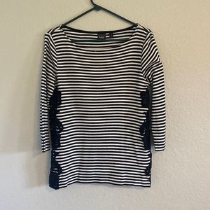 Classy yet sexy detail on sides quarter sleeve top - NWOT